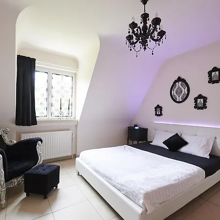 Du Cote De Chez Lou Bed & Breakfast 3*